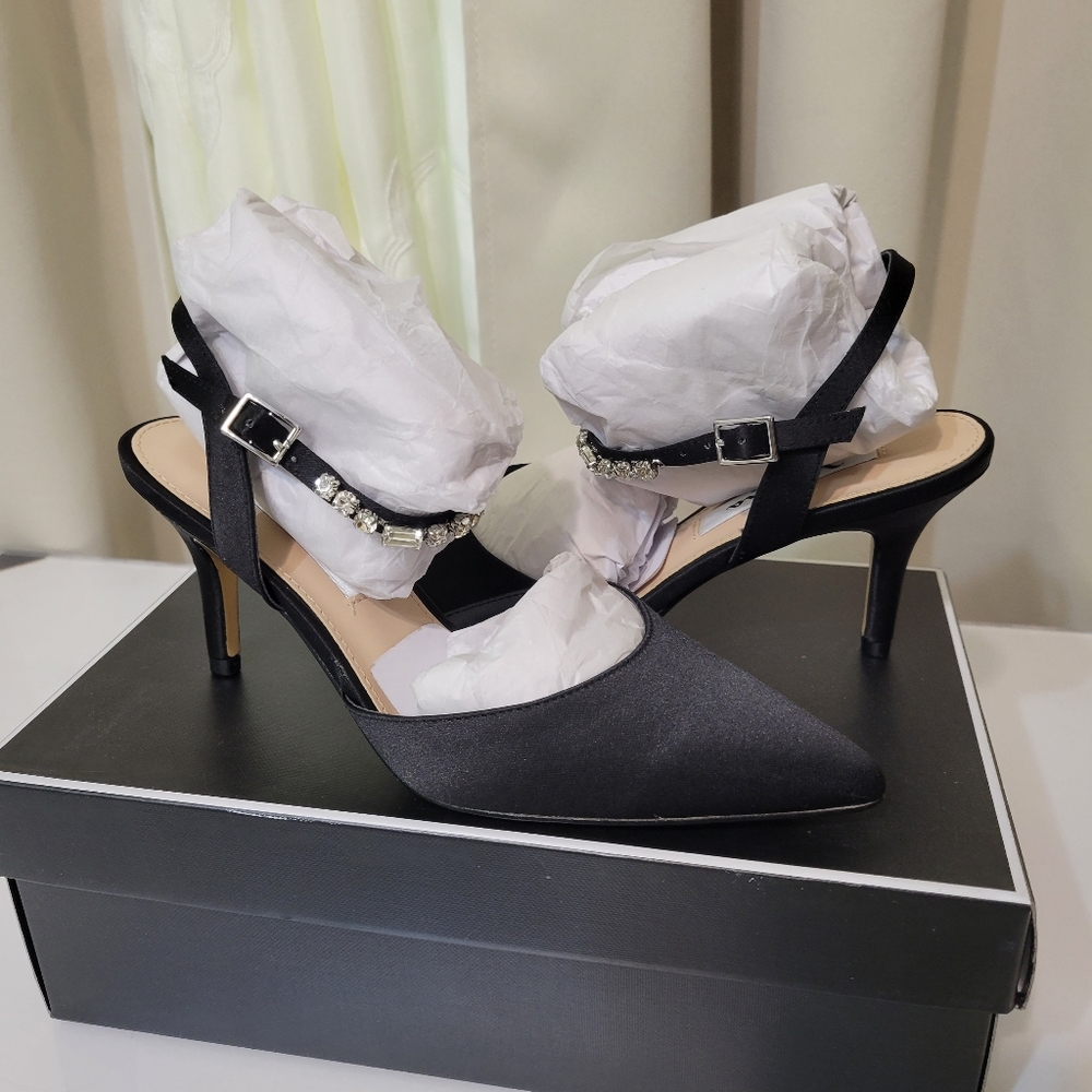 NWT NINA POINTED TO PUMP, SIZE 6